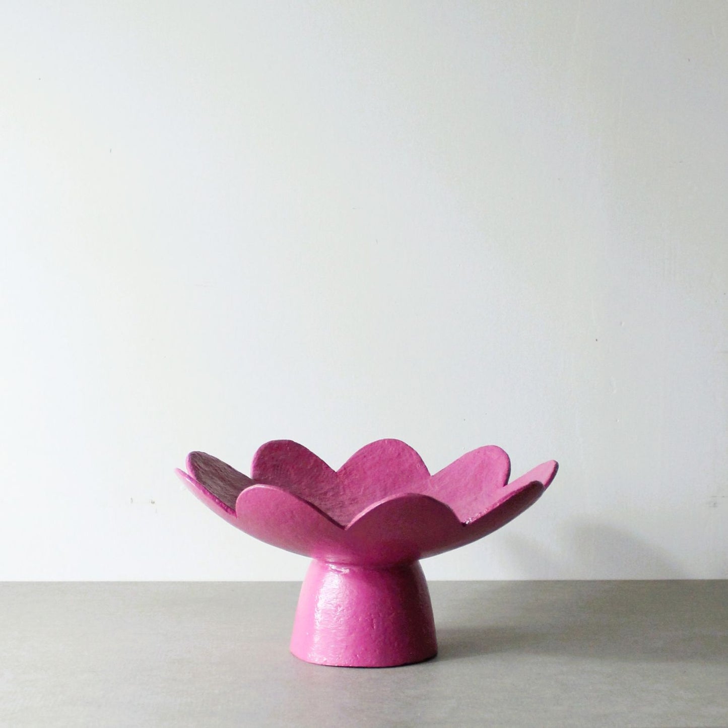 Scalloped pedestal bowl - fuchsia